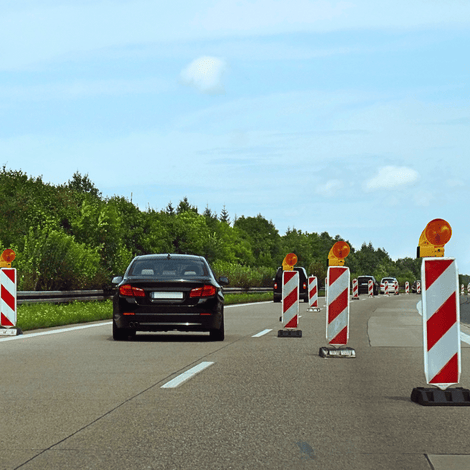 Geleidebaken klasse 2 folie, rood-wit gestreept, met oranje knipperlichten langs een snelweg.