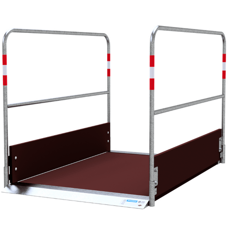 Houten loopbrug, 170 cm, met donkerbruin platform, stalen frame en zijgeleiding met rood-witte markering.