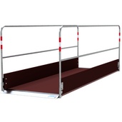 Houten loopbrug, B100 x L320 cm, met stalen frame en zijgeleiding, rood-witte markeringen.