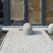 Grijze Jumboblok van Oud Hollands stampbeton, halfrond, voor gebouwtoegang.
