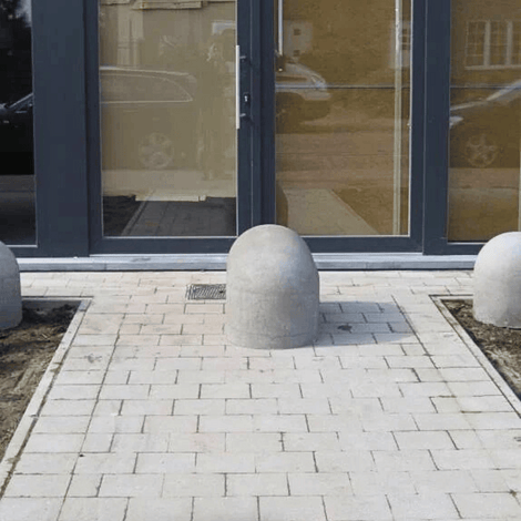 Grijze Jumboblok van Oud Hollands stampbeton, halfrond, voor gebouwtoegang.