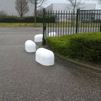 Drie witte Jumboblokken van Oud Hollands stampbeton, 330 kg, langs een weg met groen en hekwerk.