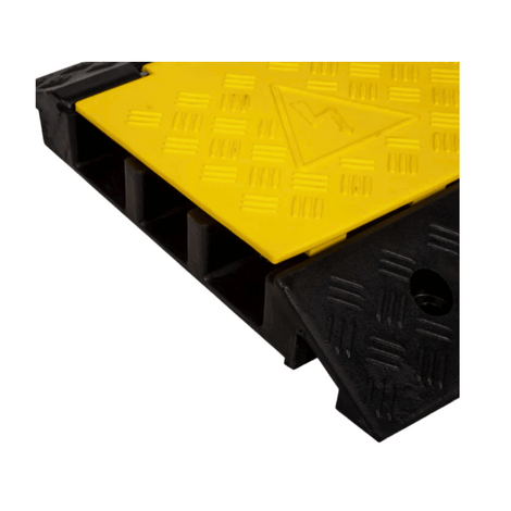 Zwarte rubberen kabeldrempel met gele PVC deksel, 3 kanalen, geschikt voor zwaar verkeer.