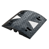 Zwarte, robuuste kabeldrempel met 2 kanalen en anti-slip profiel, voorzien van witte reflecterende driehoeken.