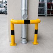 Gele en zwarte kolombeschermer Ø76 mm met 2x 90° hoek, gemonteerd op voetplaten.