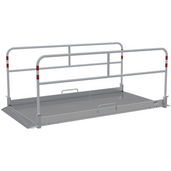 Aluminium loopbrug B130 x L270 cm met zijgeleiders, antislip bodem en rode markeringen.