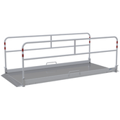 Aluminium loopbrug (B130 x L320 cm) met zijgeleiders, antislip bodem en rode markeringen.