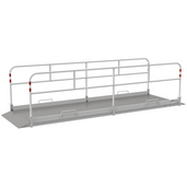 Aluminium loopbrug, 100x450 cm, met witte zijgeleiders en antislip bodem.