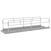 Aluminium loopbrug (100x550 cm) met zijgeleiders en antislip bodem, grijs.