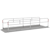 Aluminium loopbrug, 650 cm lang, met zijgeleiders, antislip bodem en witte leuningen.