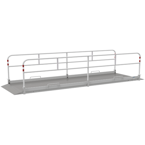 Aluminium loopbrug, 650 cm lang, met zijgeleiders, antislip bodem en witte leuningen.