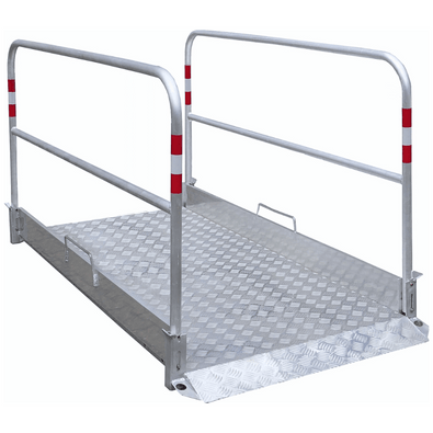 Aluminium loopbrug met zijgeleiders, antislip bodem en rode markeringen.