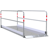 Aluminium loopbrug B100xL320 cm met verzinkt stalen onderstel en reflecterende leuningen.