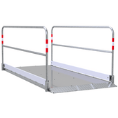Aluminium loopbrug B120 x L270 cm met verzinkt stalen onderstel en rood-witte markering.