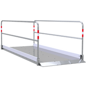 Aluminium loopbrug B120 x L320 cm met verzinkt stalen onderstel en reflecterende leuningen.