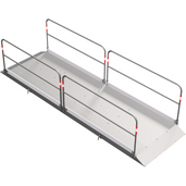 Aluminium loopbrug B130 x L450 cm met verzinkt stalen onderstel en leuningen.