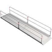 Aluminium loopbrug B130 x L670 cm met zijgeleiders en antislip bodem.