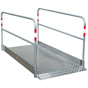 Aluminium loopbrug met verzinkt stalen onderstel en leuningen, 170-600 cm, met anti-slip profiel.