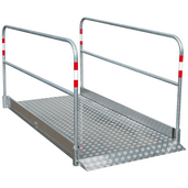 Aluminium loopbrug met verzinkt stalen onderstel en leuningen, 170-600 cm, met anti-slip profiel.