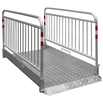 Aluminium loopbrug met geribbeld oppervlak en veiligheidsrailing met rood-witte markeringen.