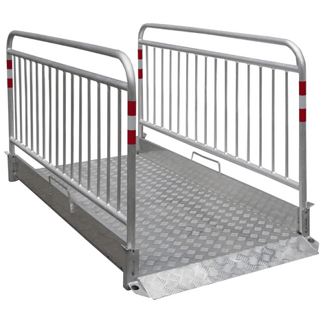 Aluminium loopbrug met geribbeld oppervlak en veiligheidsrailing met rood-witte markeringen.