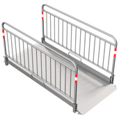 Aluminium loopbrug (B100 x L230 cm) met zilverkleurige veiligheidsrailing en rood-witte markeringen.