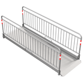Aluminium loopbrug, 330 cm, met zilveren veiligheidsrailing en rode markeringen.