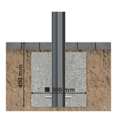 Grijze afzetpaal Ø82 mm met vlakke kop, ingegraven in betonfundering van 400x300 mm.