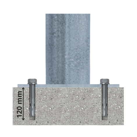 Verzinkte beschermpaal Ø102 mm met voetplaat, verankerd in beton met twee bouten, 120 mm diep.