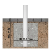 Witte beschermpaal Ø60 mm met blauwe accenten, ingegraven in betonfundering van 400x300 mm.