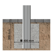RVS beschermpaal Ø102 mm, verankerd in beton. Zilverkleurige paal met 400x300 mm betonfundering.