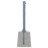 Verzinkte neerklapbare afzetpaal 70x70 mm met cilinderslot, gemonteerd in een betonnen voet.