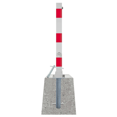 Wit-rode neerklapbare afzetpaal 70x70 mm met betonvoet, zij-aanzicht.