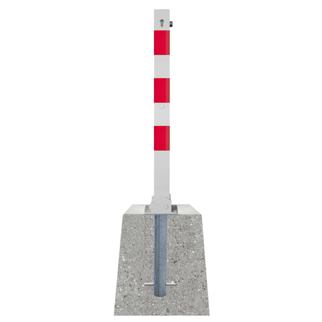 Wit-rode neerklapbare parkeerpaal 70x70 mm met betonvoet en cilinderslot, op een witte achtergrond.