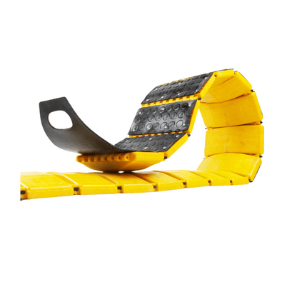 Oprolbare gele verkeersdrempel van rubber, 300x25x3 cm, met zwarte antislipnoppen en opbergtas.