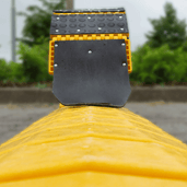 Oprolbare gele verkeersdrempel van rubber met zwarte antislip noppen, L300 x B25 x H3 cm.