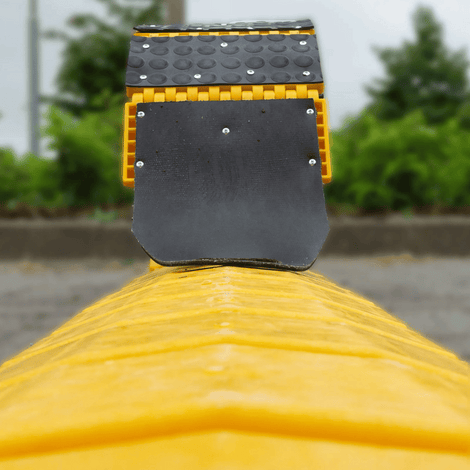 Oprolbare gele verkeersdrempel van rubber met zwarte antislip noppen, L300 x B25 x H3 cm.