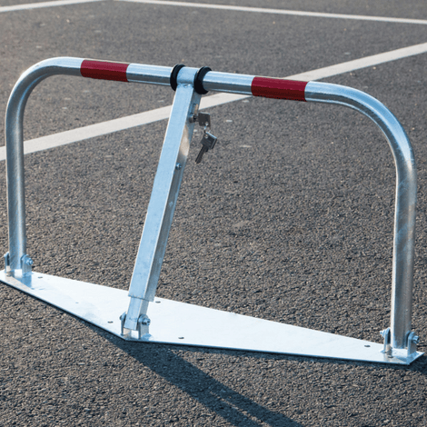 Verzinkt stalen parkeerbeugel met cilinderslot en rode reflecterende strepen op volledige voetplaat.