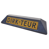 Antraciet betonnen stootband met geel parkeerbord "DIRK-TEUR" voor bedrijfsparkeerplaatsen.