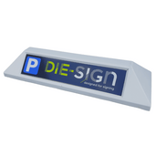 Grijze stootband met gepersonaliseerd blauw-groen parkeerbord "P DIE-SIGN" voor bedrijven.