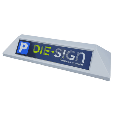 Grijze stootband met gepersonaliseerd blauw-groen parkeerbord "P DIE-SIGN" voor bedrijven.