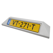 Grijze betonnen stootband met enkelzijdig geel parkeerbord, gepersonaliseerd met "VT-271-T".