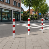 Drie wit-rode parkeerpalen, 70x70 mm, op een trottoir bij een zebrapad in een stedelijke omgeving.