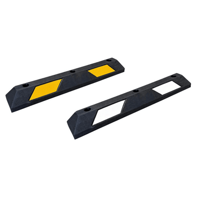 Zwarte rubberen parkeerstop van 90 cm met gele en witte 3M reflectoren.