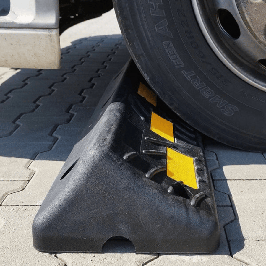 Wielstop voor vrachtwagens | Zwart rubber met gele 3M reflectoren