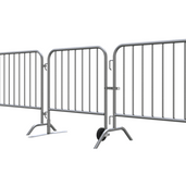 Grijze stalen dranghekken met 18 spijlen en wielen, geschikt voor evenementen.