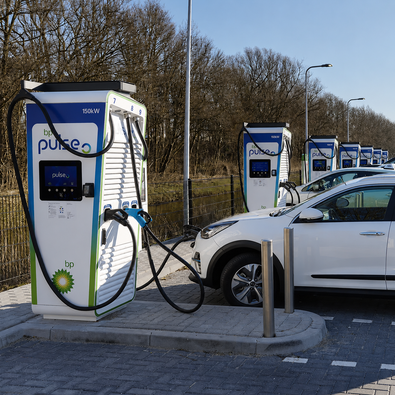RVS aanrijdbeveiliging paal Ø76-102 mm bij een BP Pulse laadstation, beschermt elektrische auto's.