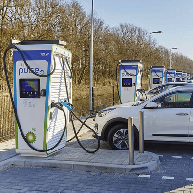 RVS aanrijdbeveiliging paal Ø76-102 mm bij een BP Pulse laadstation, beschermt elektrische auto's.