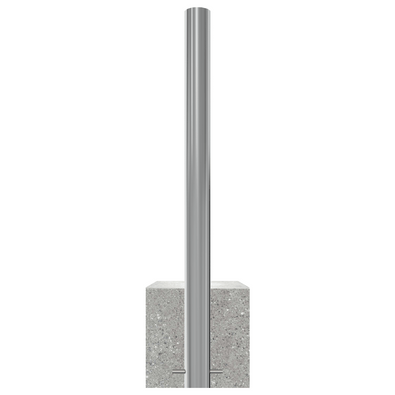 RVS afzetpaal met K320 finish, Ø60-102mm, stevig verankerd in een grijze betonvoet.