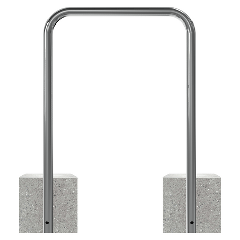 Glanzende RVS fietsbeugel (Ø48 mm) met twee grijze betonvoeten, zonder tussenbuis.